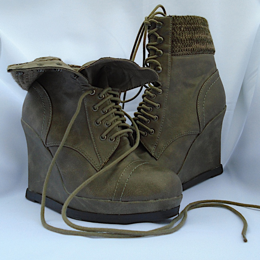 Mossimo Lace Up Sweater Wedge Boots Size 8.5